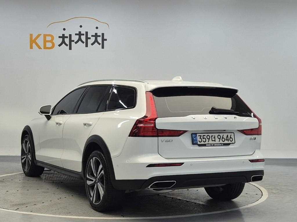 [볼보] V60 크로스 컨트리 2세대 2.0 B5 프로 AWD - 이미지 2