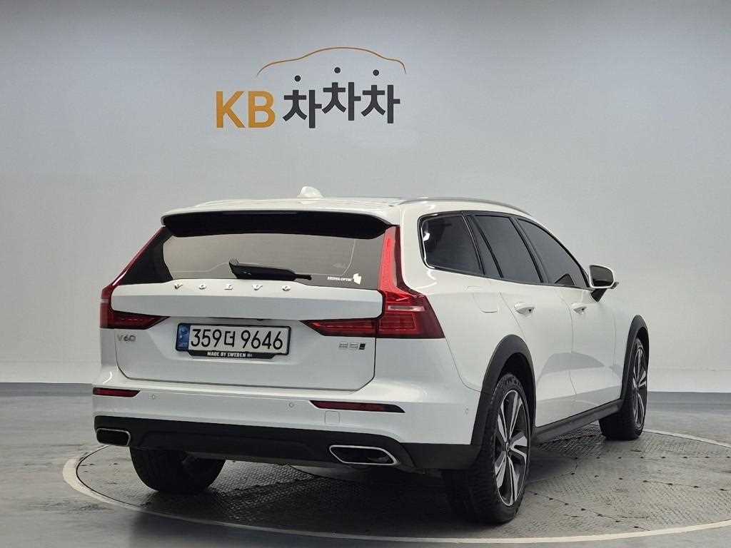 [볼보] V60 크로스 컨트리 2세대 2.0 B5 프로 AWD - 이미지 3