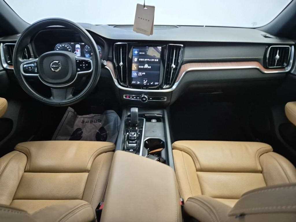 [볼보] V60 크로스 컨트리 2세대 2.0 B5 프로 AWD - 이미지 7