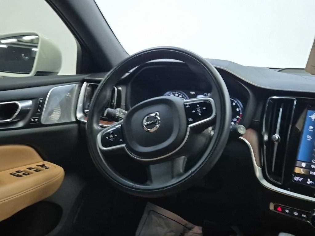 [볼보] V60 크로스 컨트리 2세대 2.0 B5 프로 AWD - 이미지 9