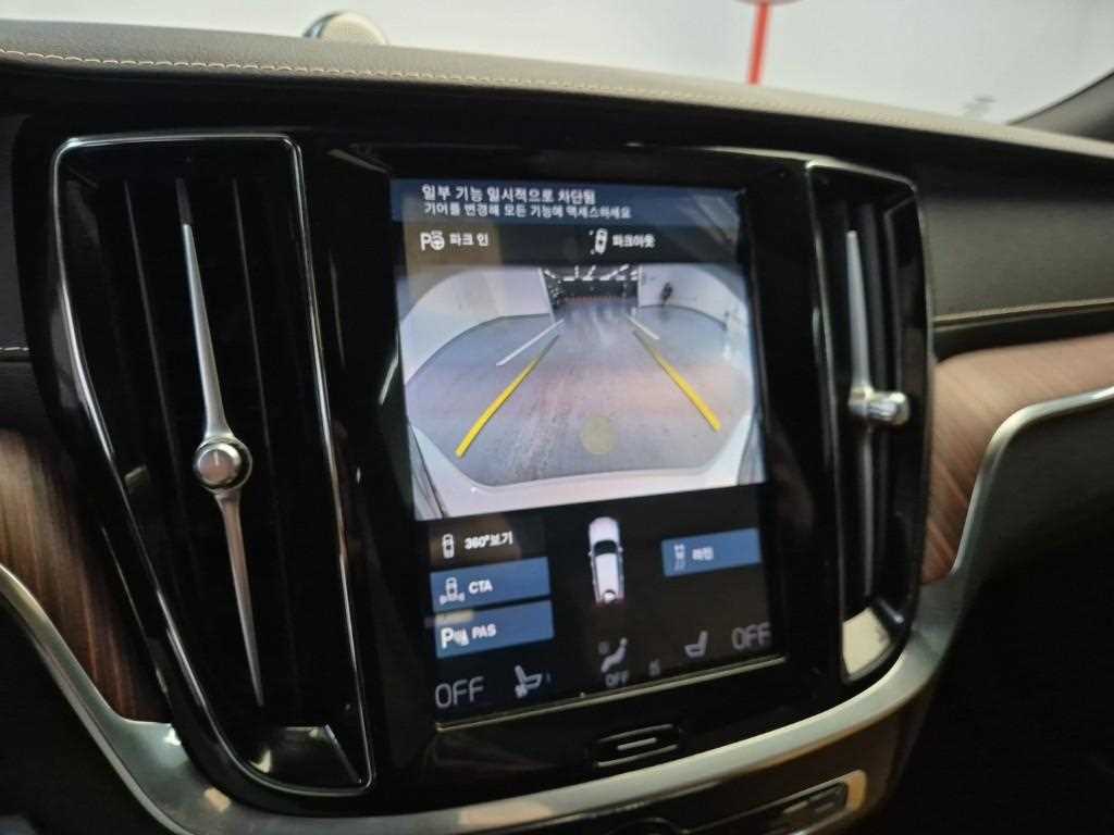 [볼보] V60 크로스 컨트리 2세대 2.0 B5 프로 AWD - 이미지 15