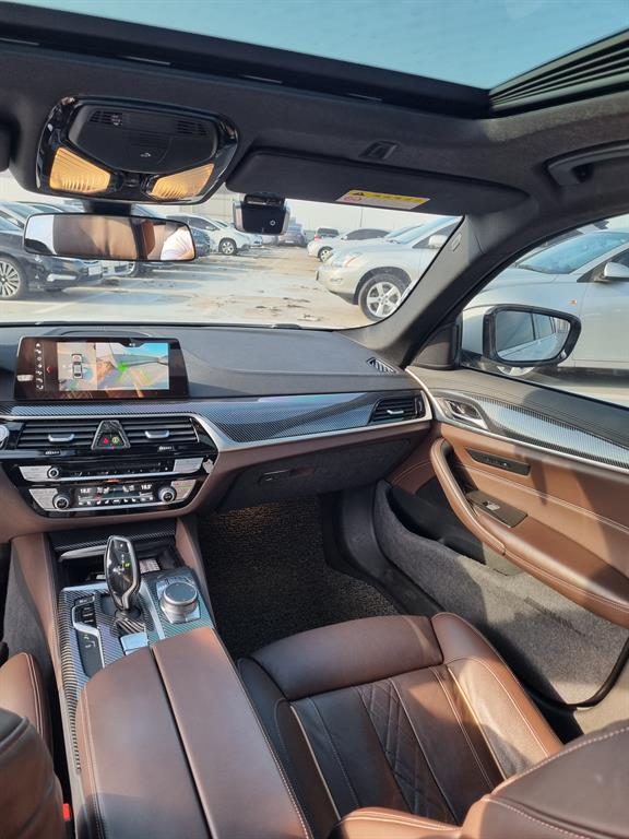 [BMW] 5시리즈 (G30) 520d xDrive M 스포츠 플러스 - 이미지 17