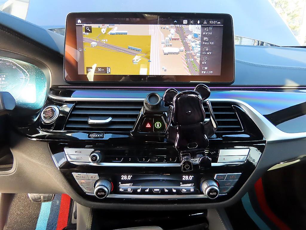 BMW 5시리즈(7세대) 530e M 스포츠팩 - 이미지 8