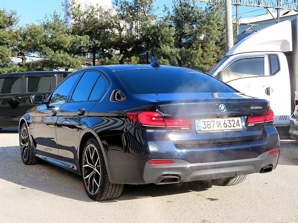 BMW 5시리즈(7세대) 530e M 스포츠팩 - 이미지 12