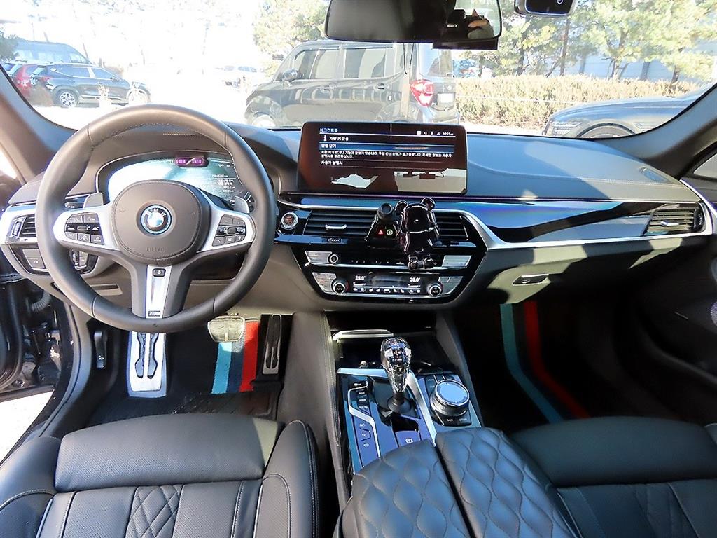BMW 5시리즈(7세대) 530e M 스포츠팩 - 이미지 15