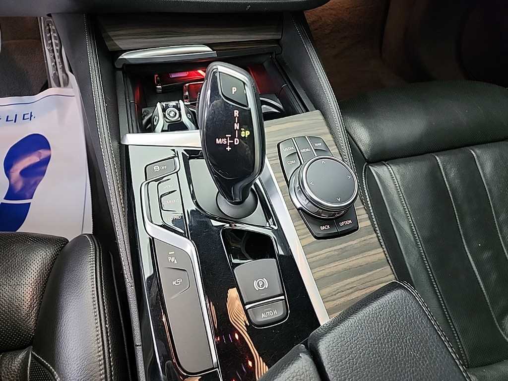 BMW 5시리즈(7세대) 520d M스포츠팩 플러스 - 이미지 12