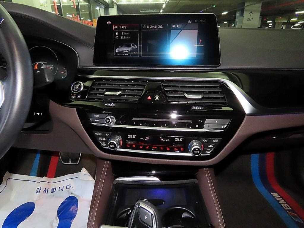 BMW 5시리즈(7세대) 530i M스포츠팩 플러스 - 이미지 4