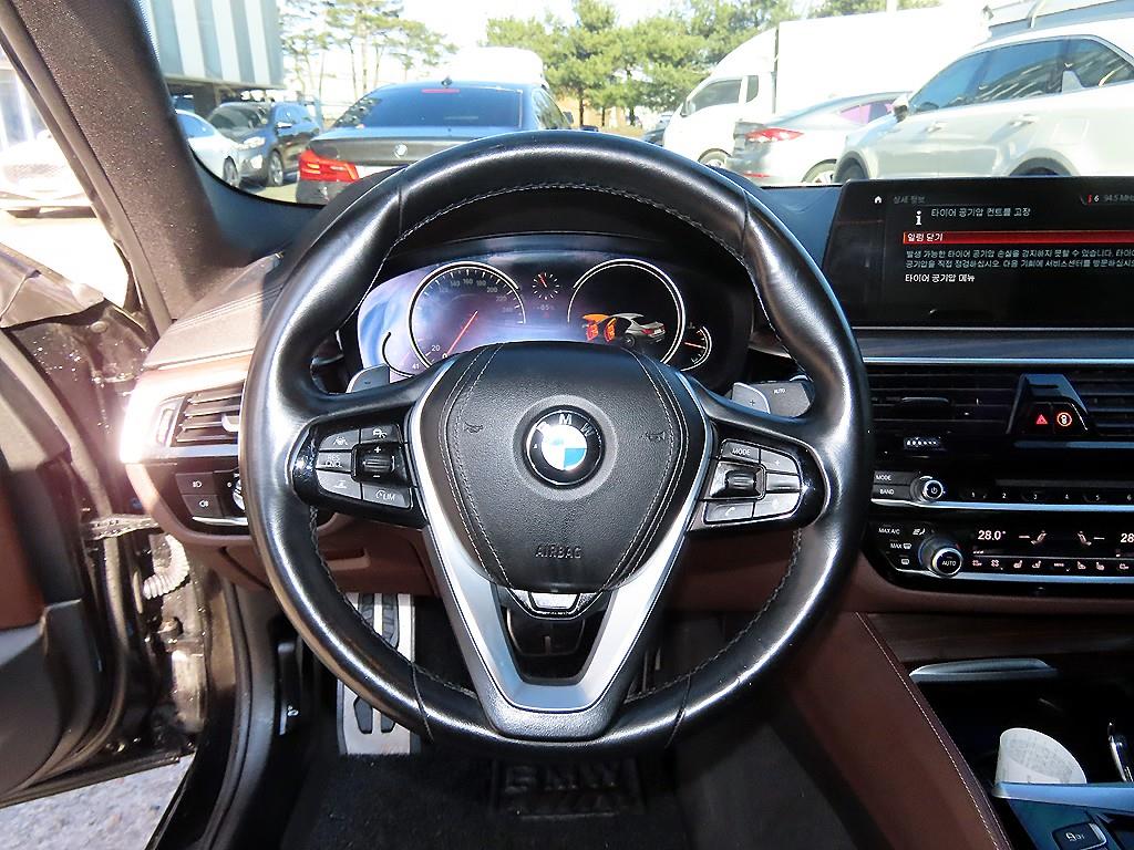 BMW 5시리즈(7세대) 530i M스포츠팩 플러스 - 이미지 14