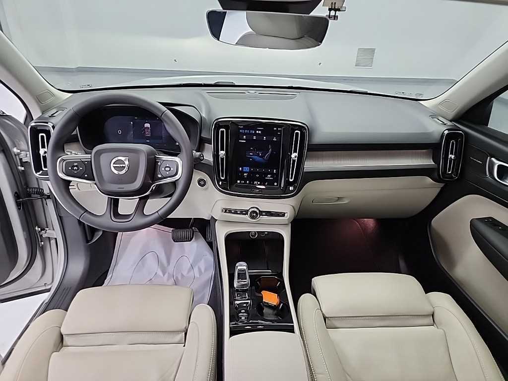 볼보 XC40 2.0 B4 AWD 얼티메이트 브라이트