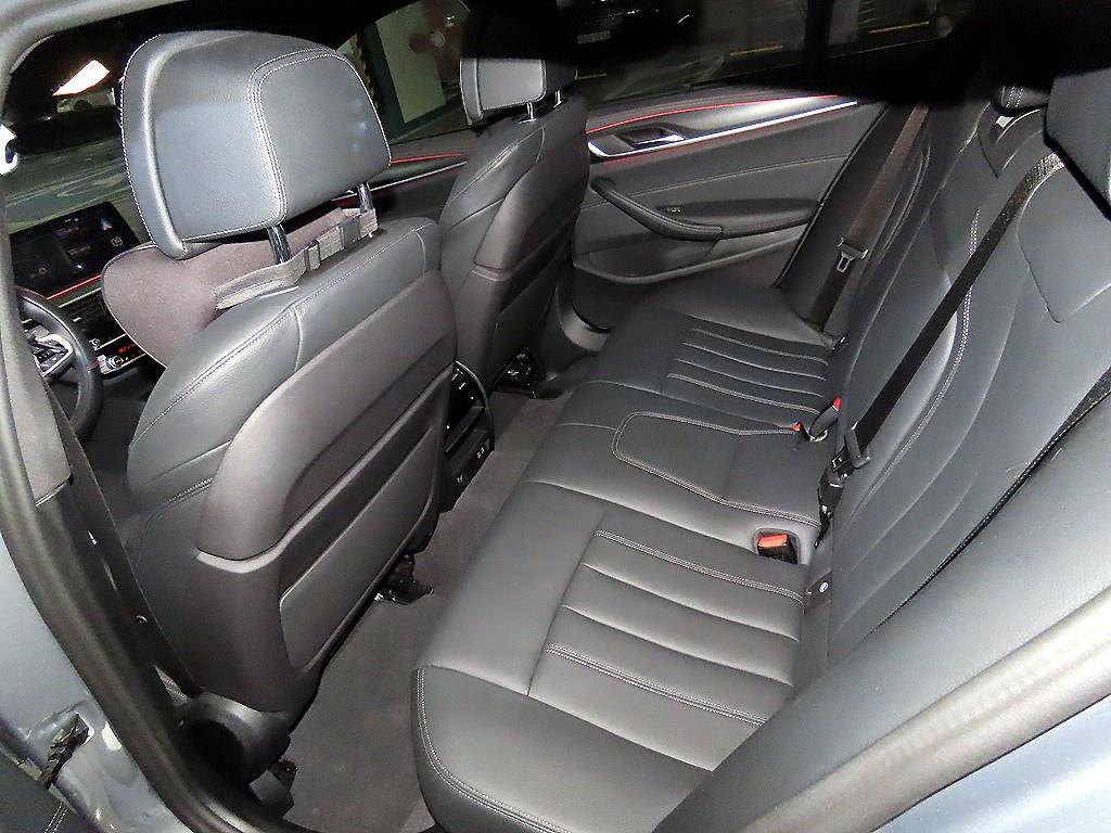 BMW 5시리즈(7세대) 520i M 스포츠팩 - 이미지 19