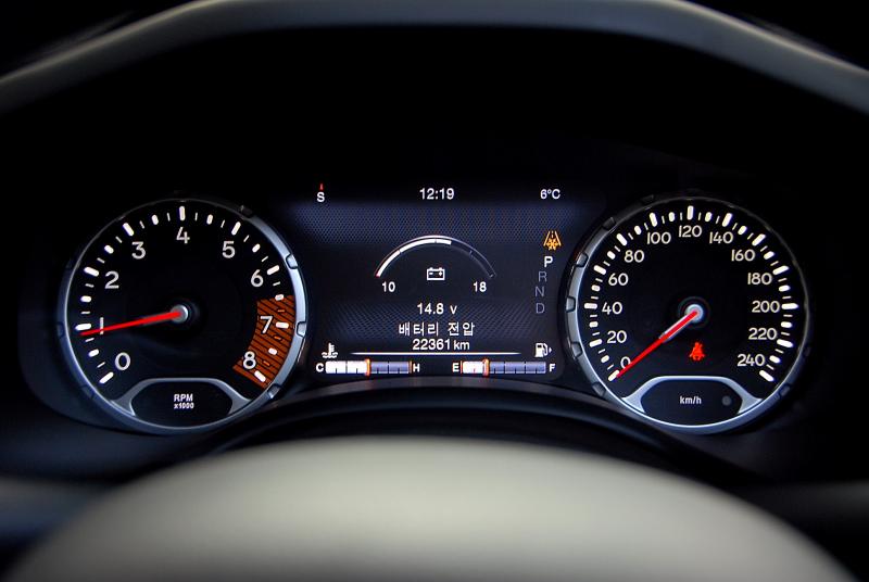 지프 레니게이드 2.4 가솔린 리미티드 - 이미지 8