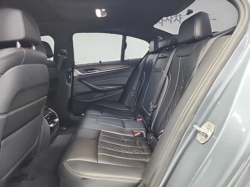 BMW 5시리즈(7세대) 530i xDrive M스포츠팩 플러스 - 이미지 18