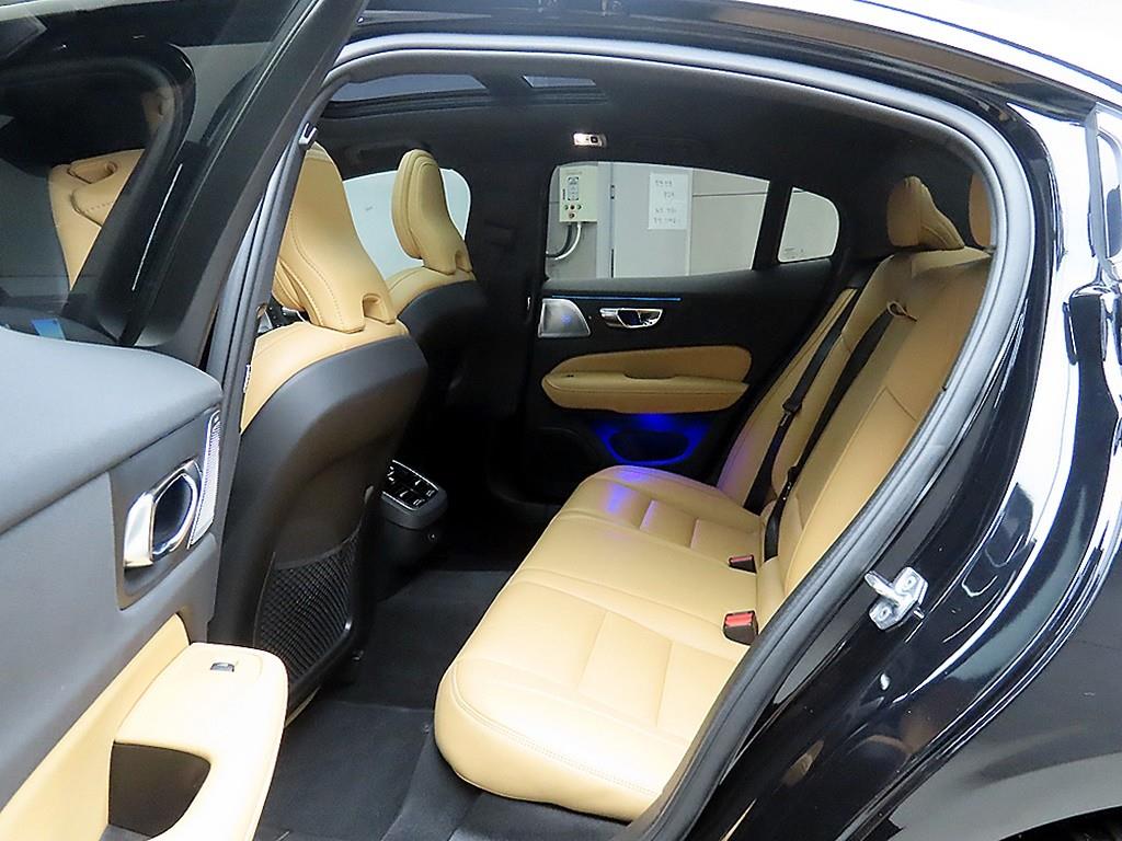 볼보 S60(3세대) 2.0 B5 인스크립션 - 이미지 12