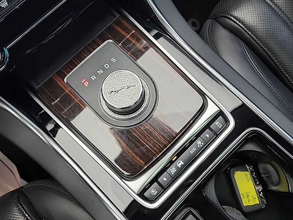 재규어 XF(2세대) 2.0 20d AWD 포트폴리오 - 이미지 2