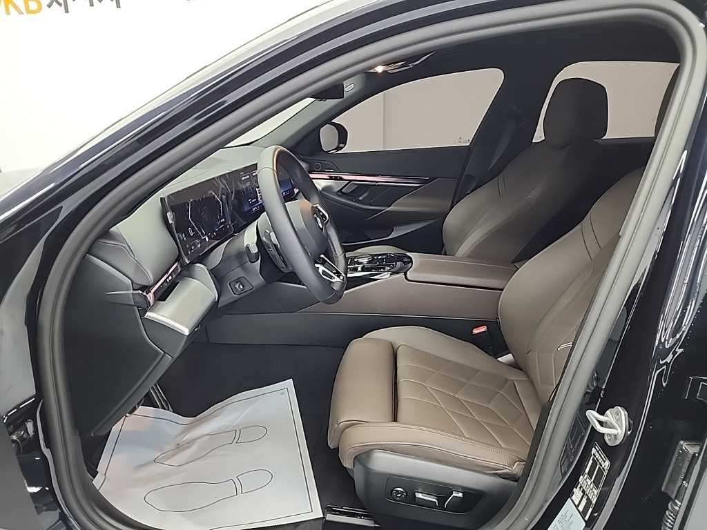 BMW 5시리즈(8세대) 520i M 스포츠 - 이미지 13