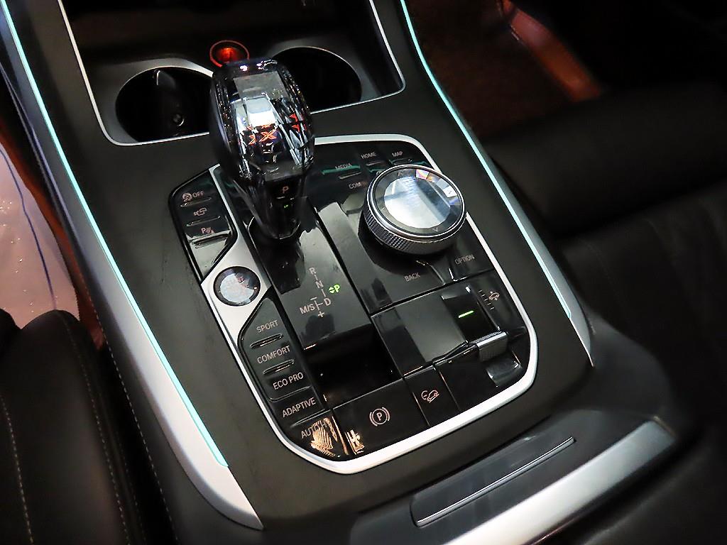 BMW X7 40d xDrive 디자인퓨어 엑셀런스 7인승 - 이미지 8