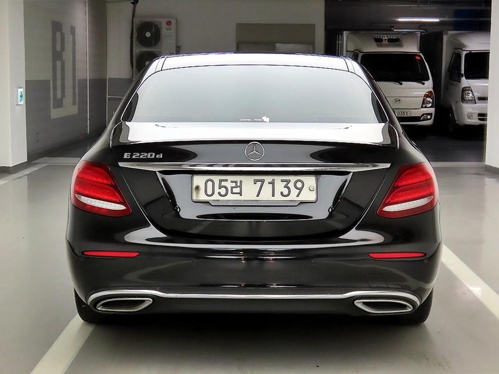 벤츠 E클래스(5세대) E220d 아방가르드 - 이미지 3
