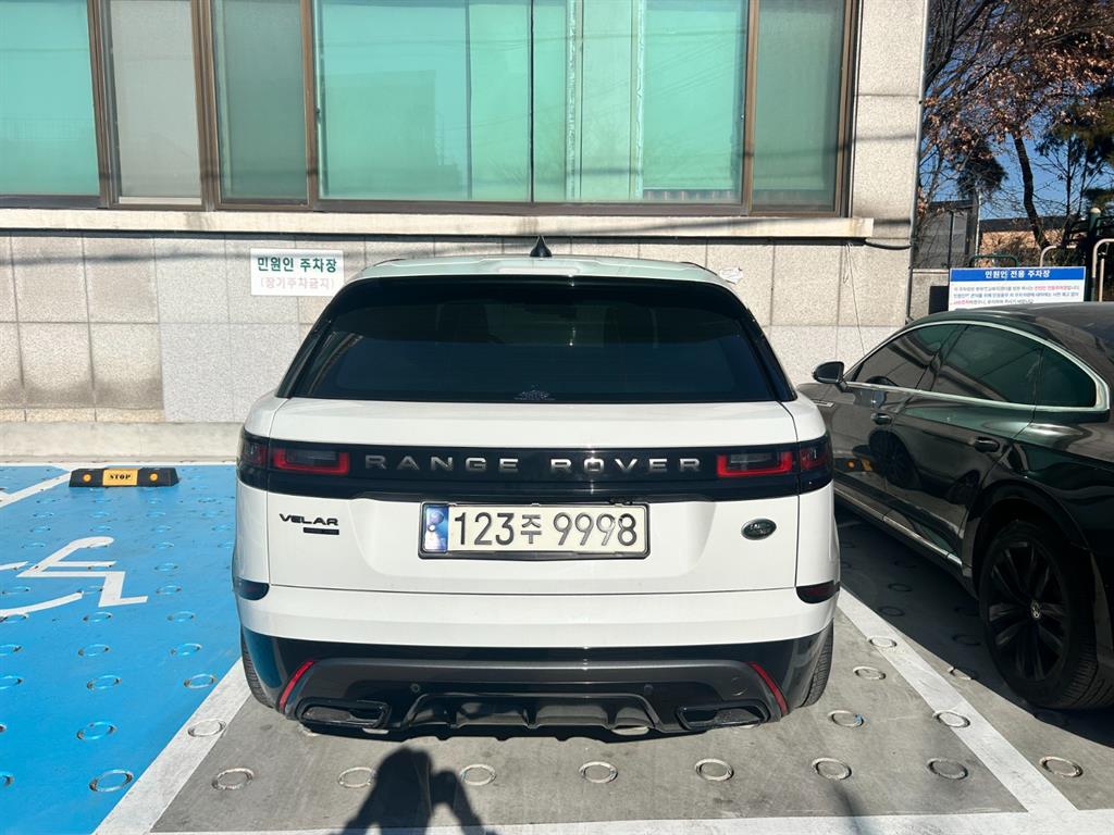 랜드로버 레인지로버 벨라 3.0 D300 HSE R다이나믹 - 이미지 3