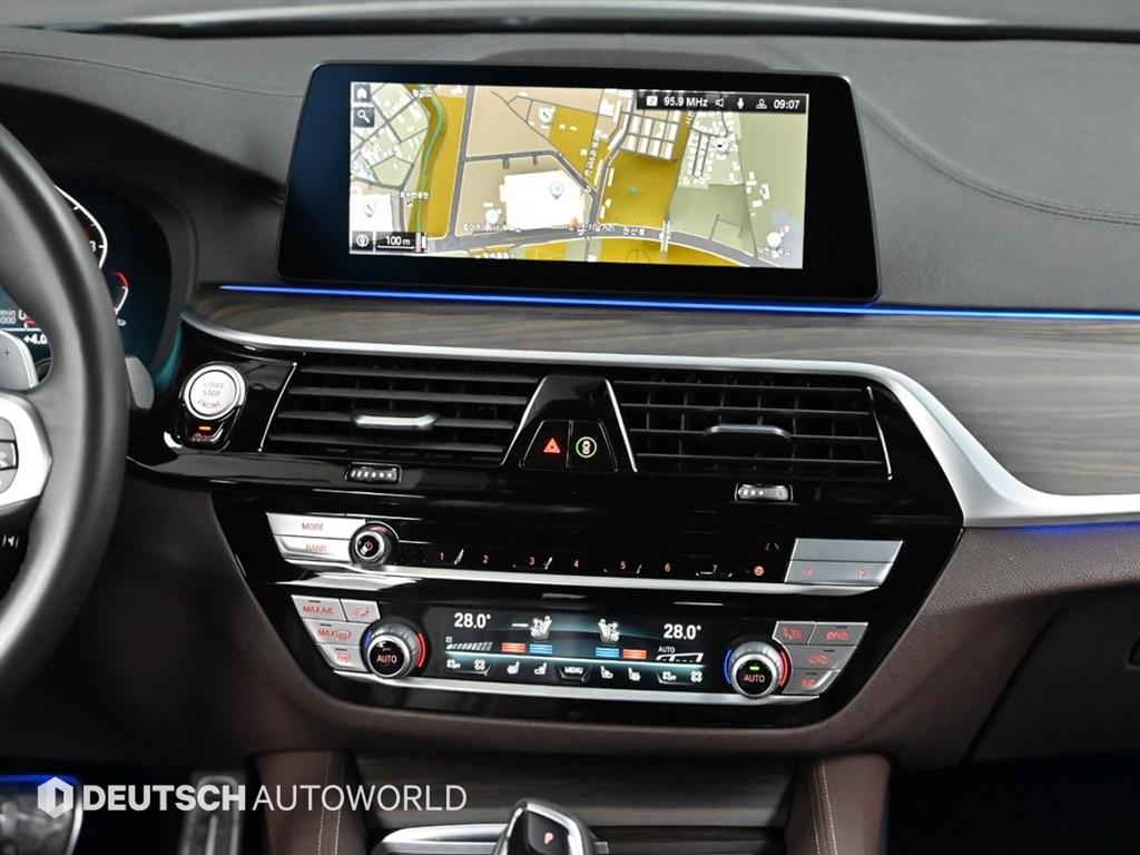 BMW 5시리즈(7세대) 530i xDrive M스포츠팩 플러스 - 이미지 17