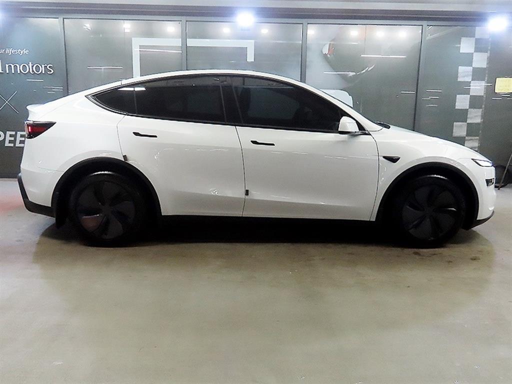 테슬라 모델 Y RWD - 이미지 8