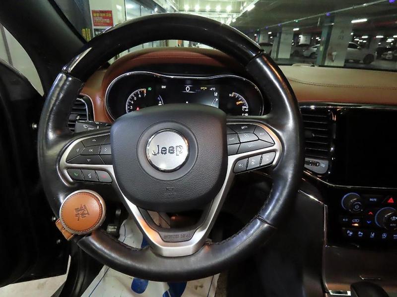 지프 그랜드 체로키(WK2) 3.6 V6 오버랜드 - 이미지 11