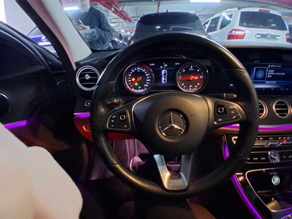 벤츠 E클래스(5세대) E220d 아방가르드 - 이미지 6