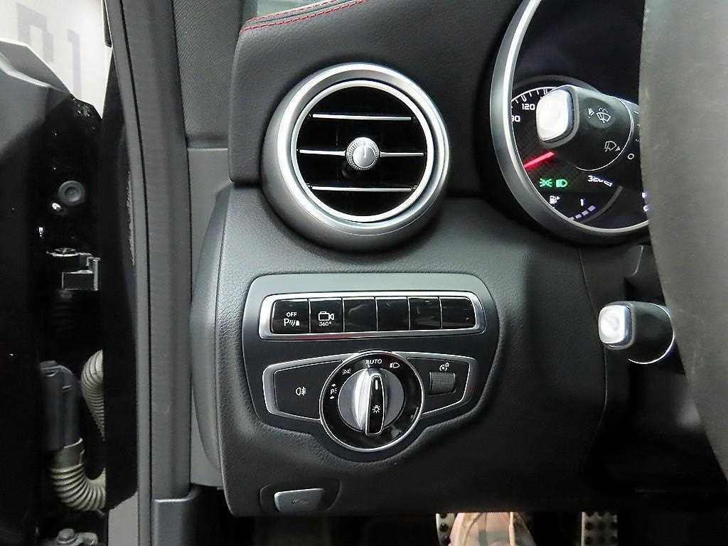 벤츠 C클래스(4세대) C63 AMG 쿠페 - 이미지 12