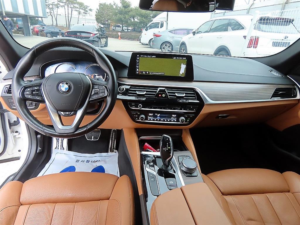 BMW 5시리즈(7세대) 520d xDrive M스포츠팩 플러스 - 이미지 2