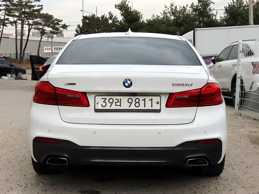 BMW 5시리즈(7세대) 520d xDrive M스포츠팩 플러스 - 이미지 17