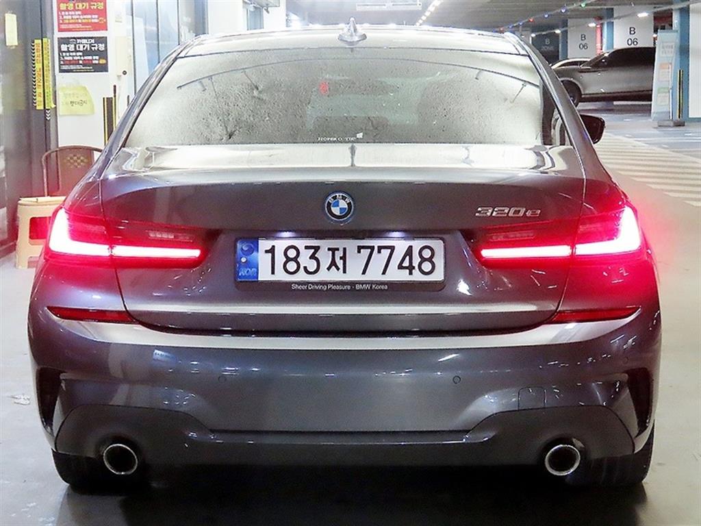 BMW 3시리즈(7세대) 320e M 스포츠 퍼포먼스 팩 - 이미지 4