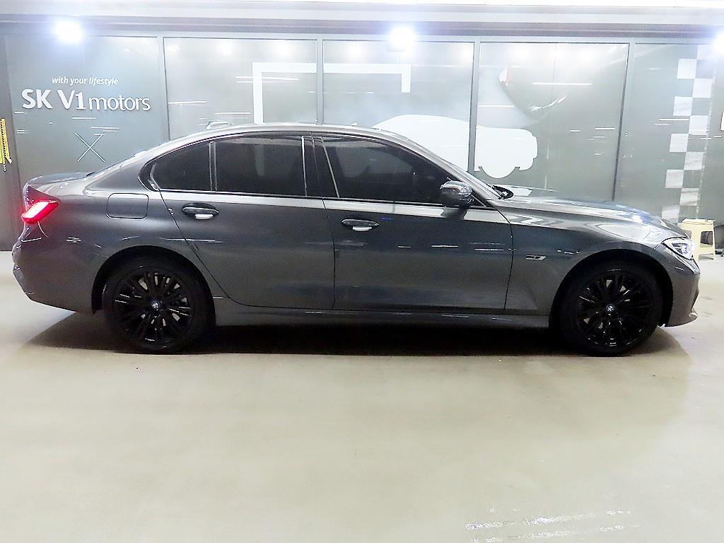 BMW 3시리즈(7세대) 320e M 스포츠 퍼포먼스 팩 - 이미지 10