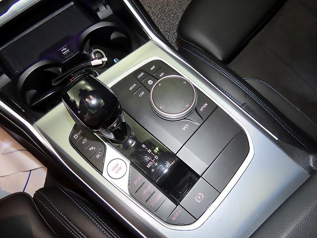 BMW 3시리즈(7세대) 320e M 스포츠 퍼포먼스 팩 - 이미지 5