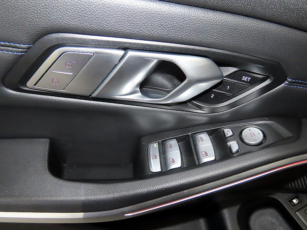 BMW 3시리즈(7세대) 320e M 스포츠 퍼포먼스 팩 - 이미지 17