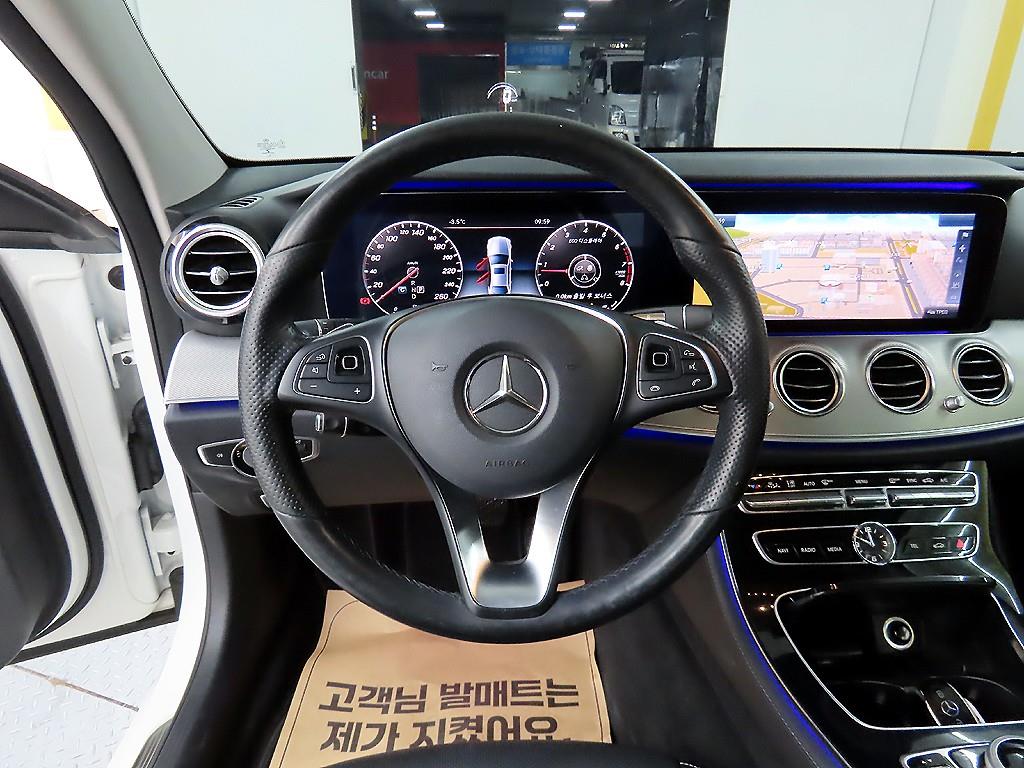 벤츠 E클래스(5세대) E300 아방가르드 나이트팩 - 이미지 3