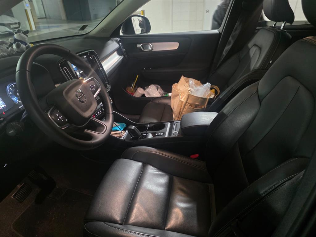 볼보 XC40 2.0 B4 AWD 모멘텀 - 이미지 12