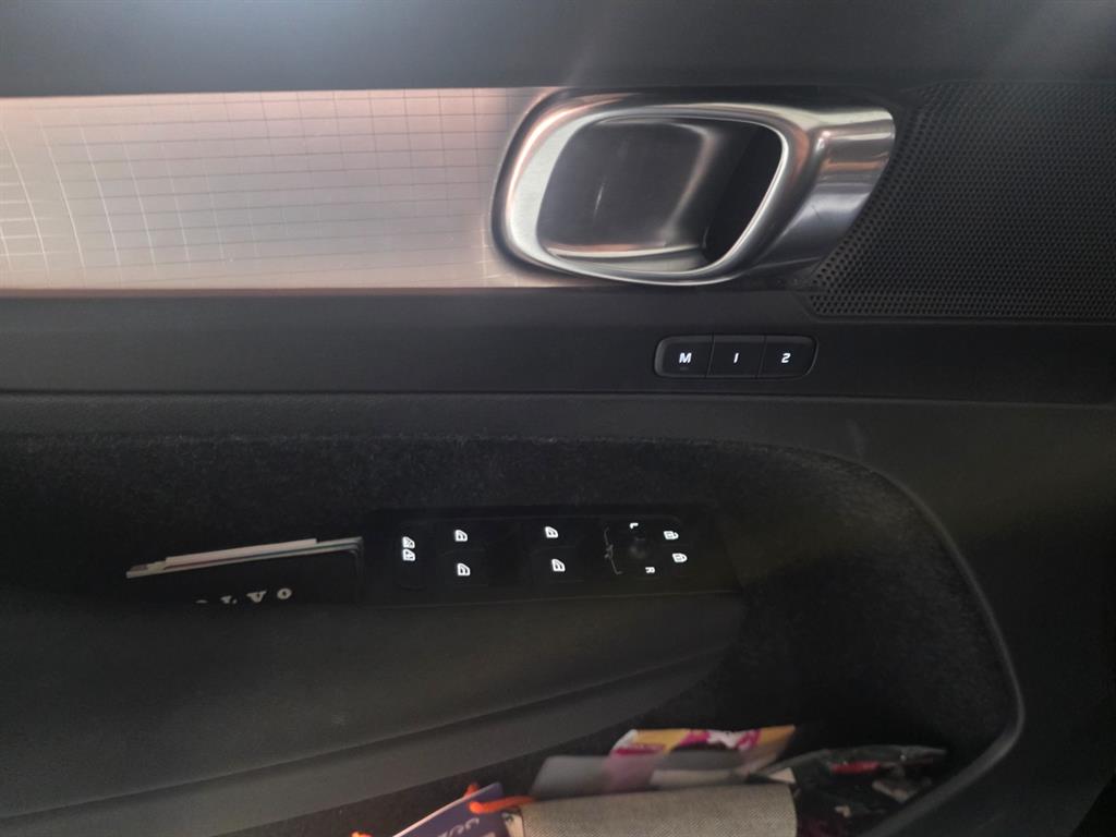 볼보 XC40 2.0 B4 AWD 모멘텀 - 이미지 8