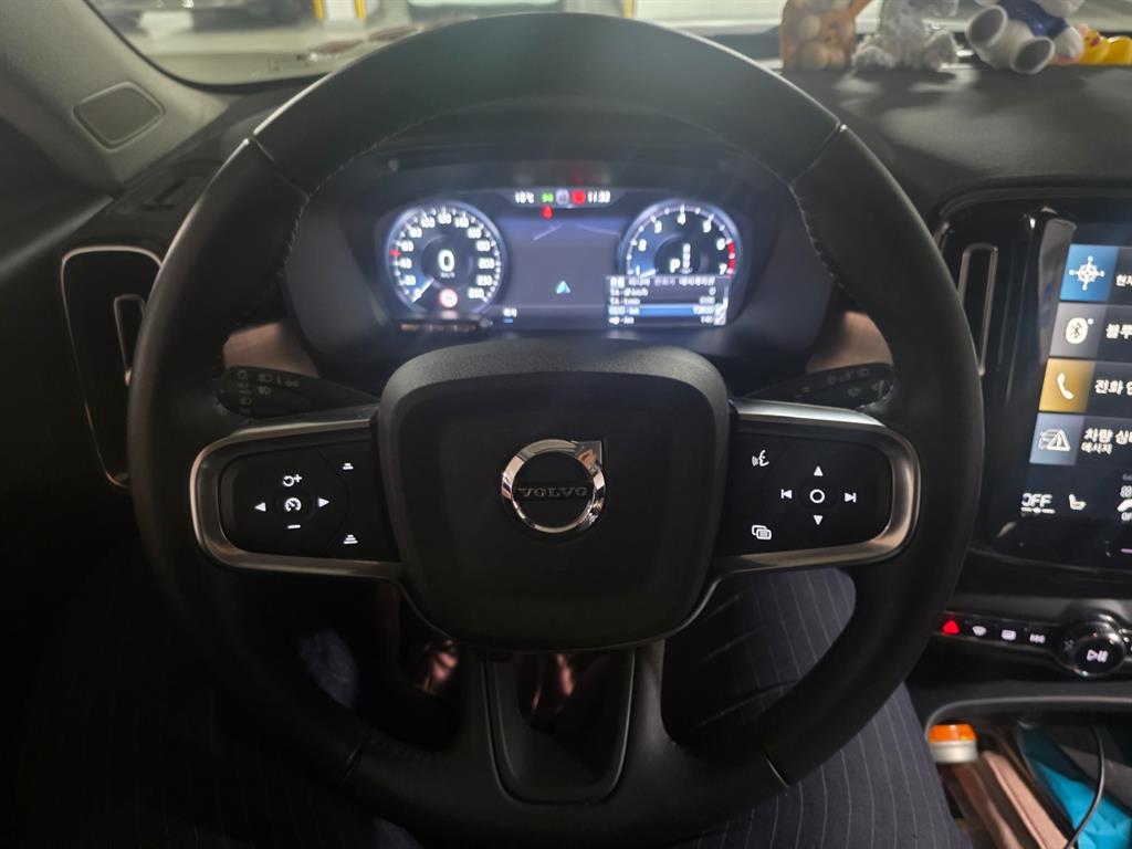 볼보 XC40 2.0 B4 AWD 모멘텀 - 이미지 6