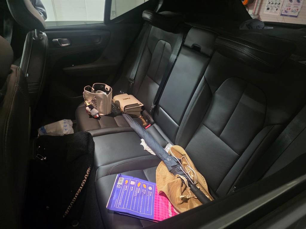 볼보 XC40 2.0 B4 AWD 모멘텀 - 이미지 2