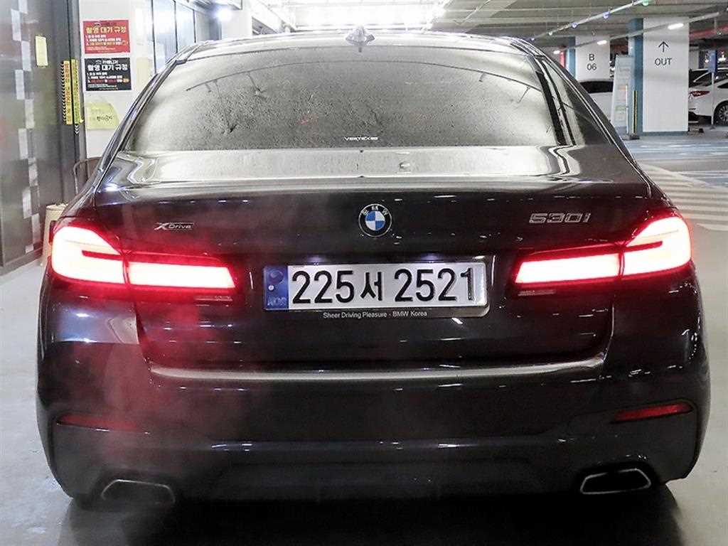 BMW 5시리즈(7세대) 530i xDrive M 스포츠팩 - 이미지 3