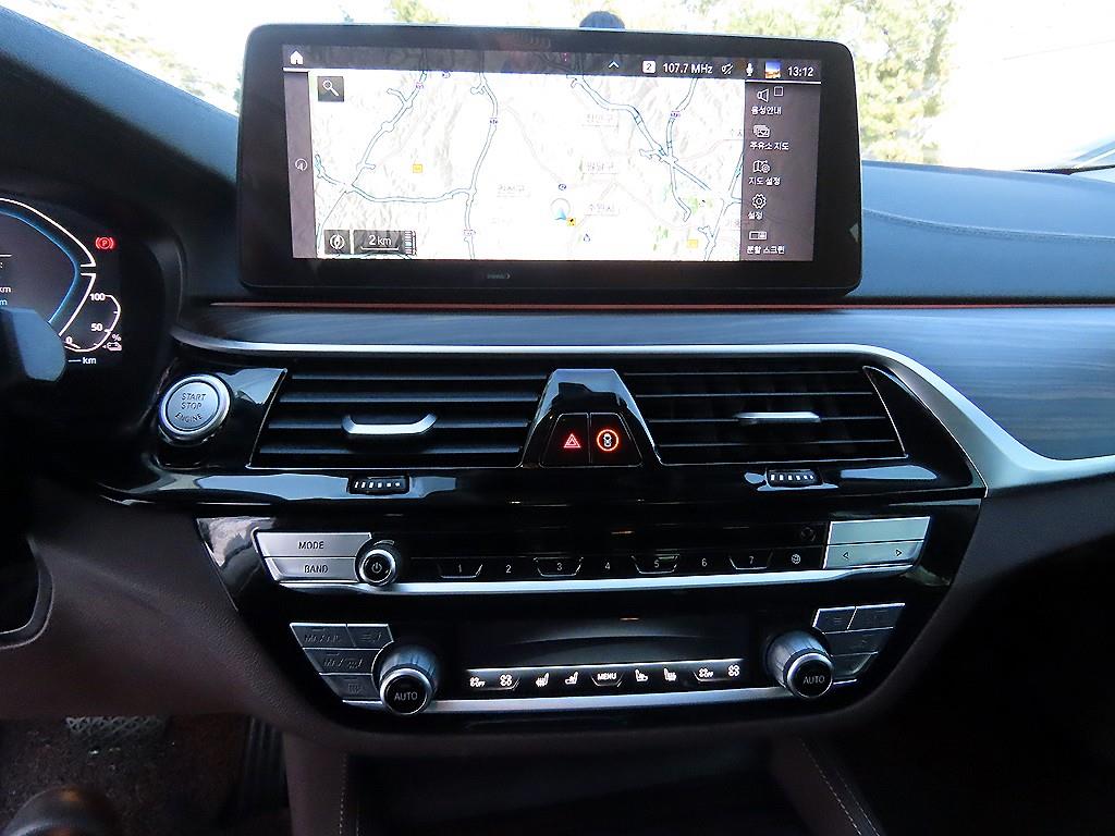 BMW 5시리즈(7세대) 530e 럭셔리 - 이미지 12