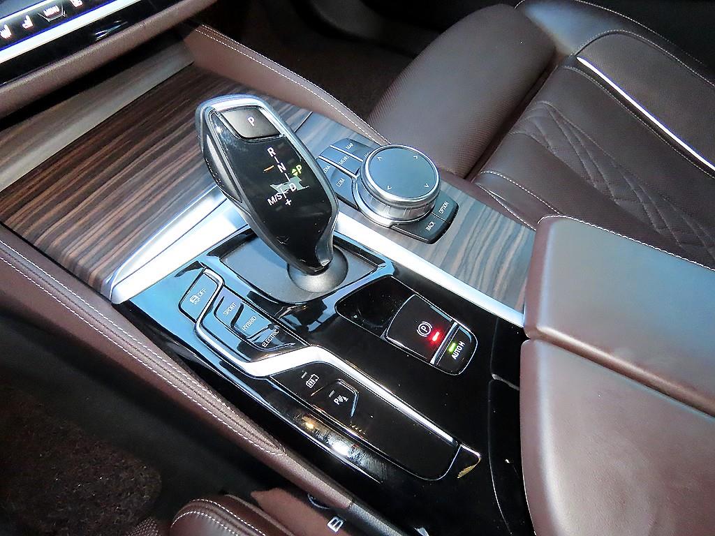 BMW 5시리즈(7세대) 530e 럭셔리 - 이미지 14