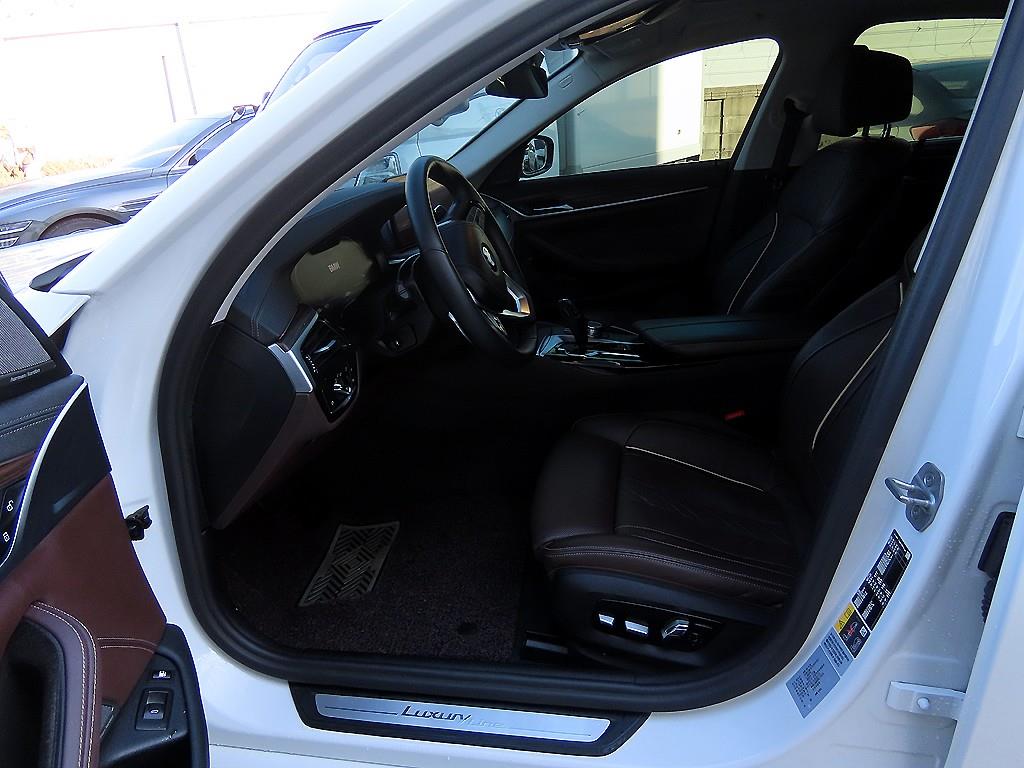 BMW 5시리즈(7세대) 530e 럭셔리 - 이미지 16