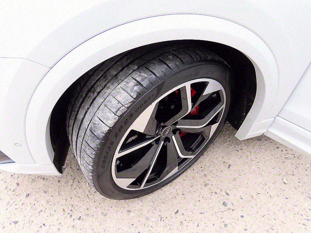 아우디 RS Q8 4.0 TFSI 콰트로 - 이미지 11