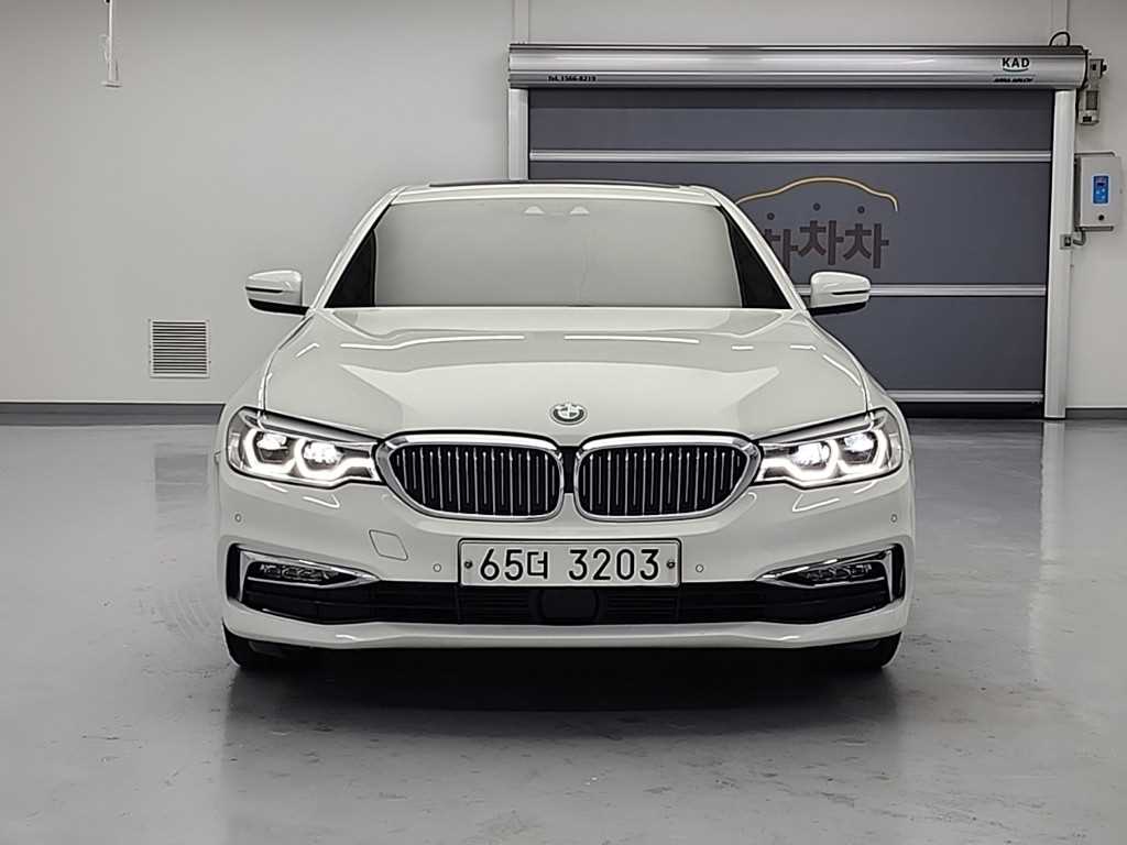 BMW 5시리즈(7세대) 520d 럭셔리 라인스페셜 - 이미지 2