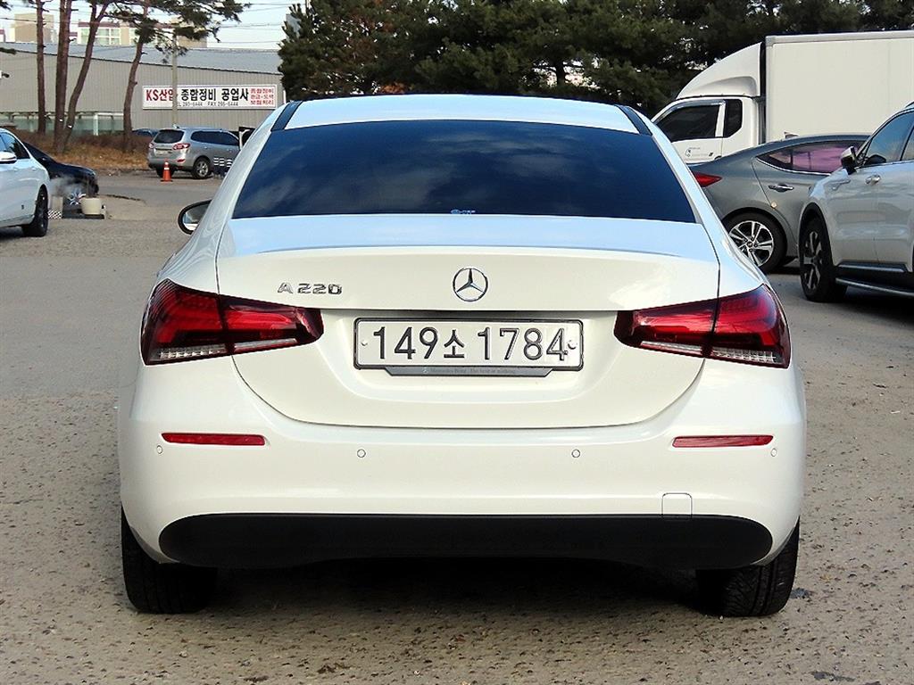 벤츠 A클래스(4세대) A220 세단 - 이미지 11