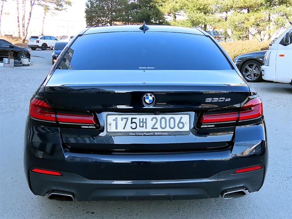 BMW 5시리즈(7세대) 530e M 스포츠팩 - 이미지 10