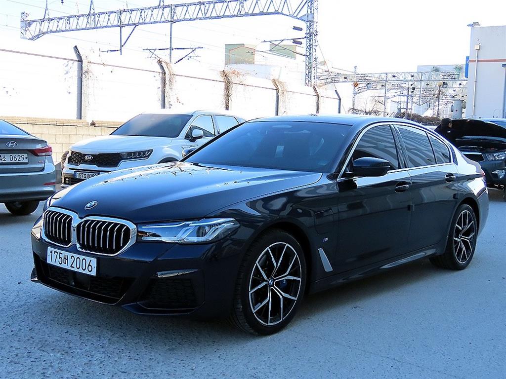 BMW 5시리즈(7세대) 530e M 스포츠팩 - 이미지 9