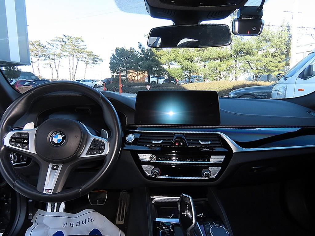 BMW 5시리즈(7세대) 530e M 스포츠팩 - 이미지 3