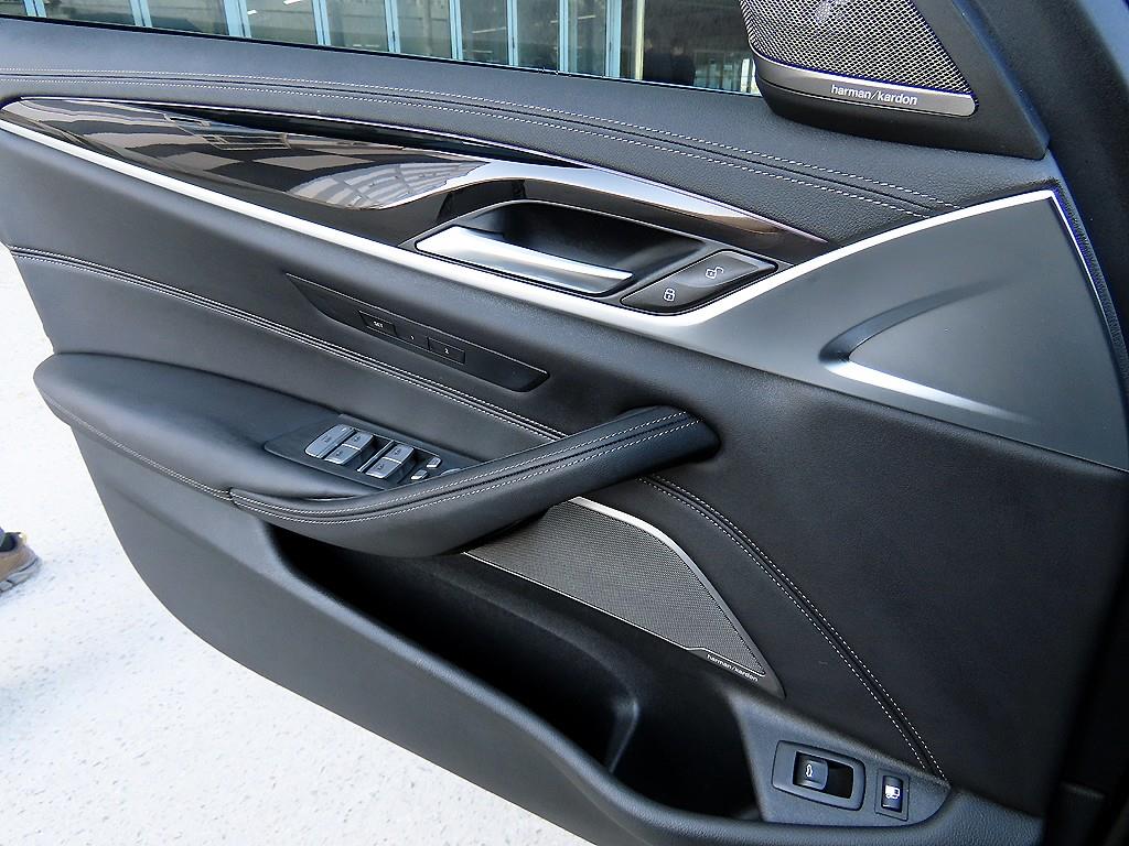 BMW 5시리즈(7세대) 530e M 스포츠팩 - 이미지 6