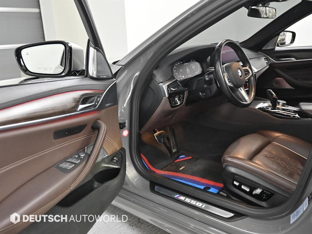 BMW 5시리즈(7세대) M550i xDrive - 이미지 2
